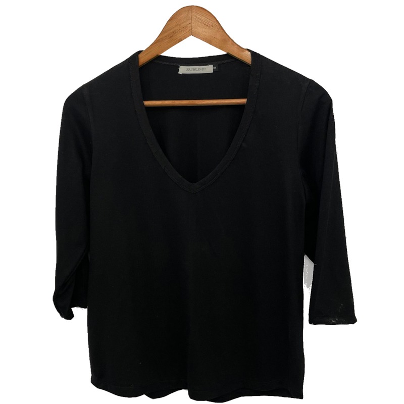 Remera basica confeccionada en tejido de algodón con cuello en v y mangas 3/4