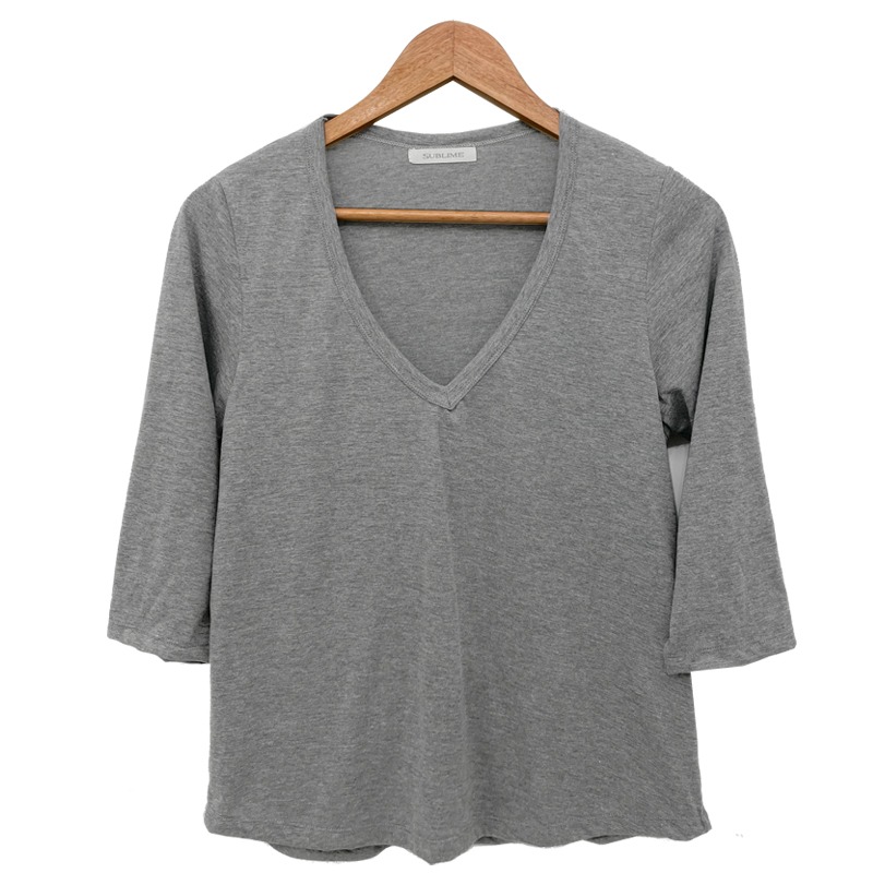 Remera basica confeccionada en tejido de algodón con cuello en v y mangas 3/4